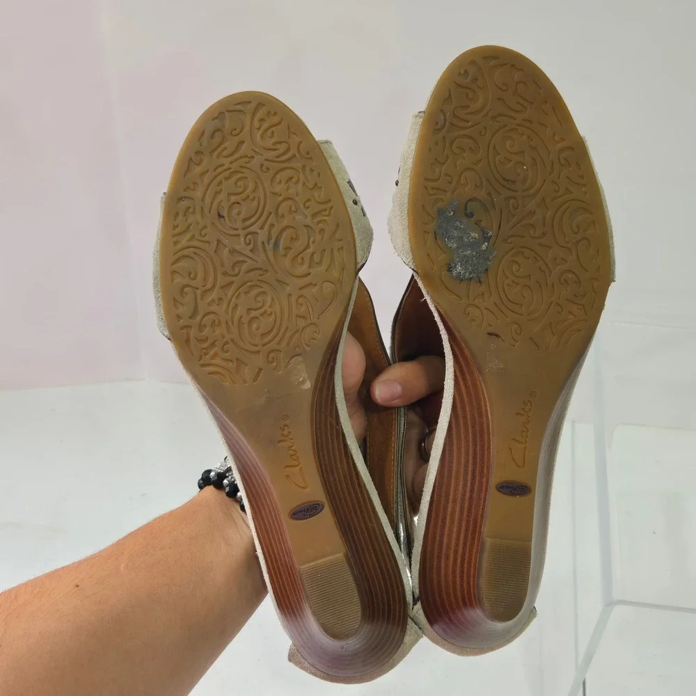 Clarks Artisan Tan Suede Wedge Sandals Laser Cut Peep Toe Back Zip 8M 31889